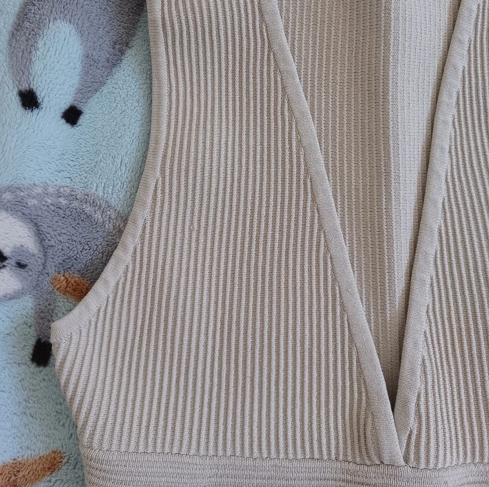 NWOT Aritzia Babaton Sculpt Knit Deep V Tank - Picture 11 of 12